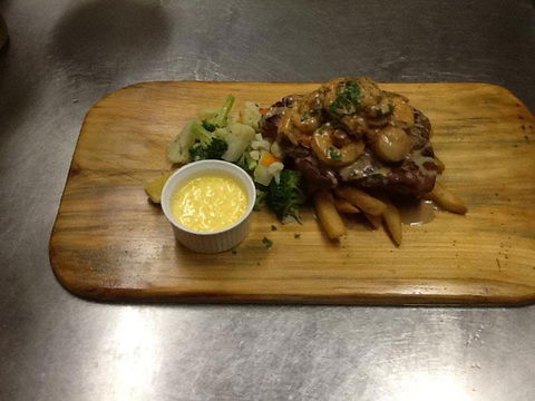 The Blue Parrot Cafe - Accommodation Gladstone 0
