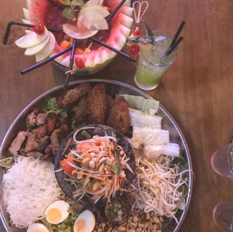 The Full Moon Bar & Restaurant - Accommodation Gladstone 0