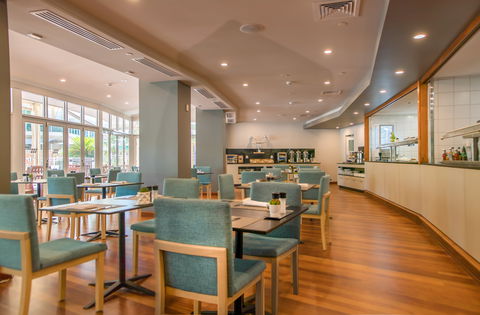 Poolside Restaurant And Bar - Accommodation Gladstone 1