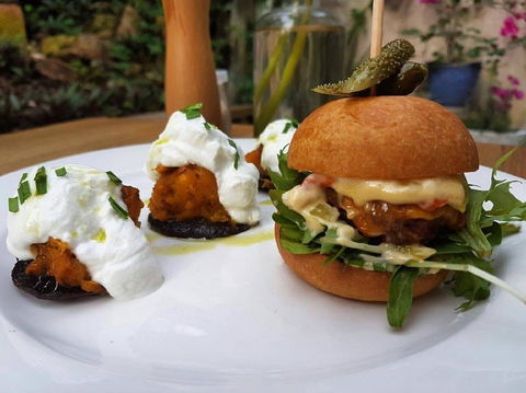 Saint Laura Cafe - Accommodation Gladstone 0