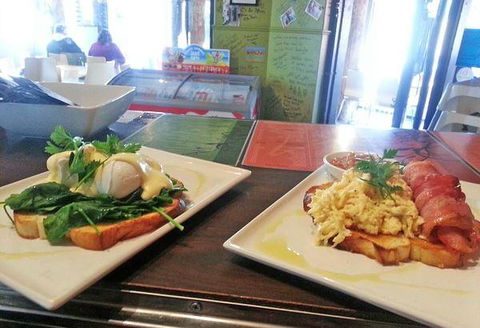 Agatha's Licensed Cafe - Accommodation Gladstone 7