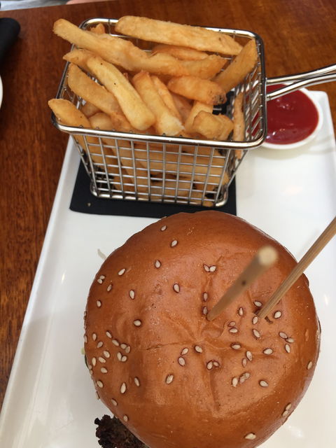 Adelphi Grill - Accommodation Gladstone 8