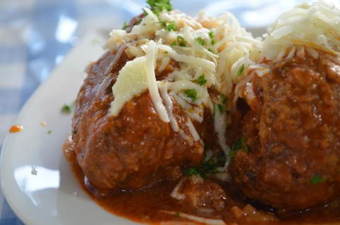 Manoli’s Greek Taverna - Accommodation Gladstone 0