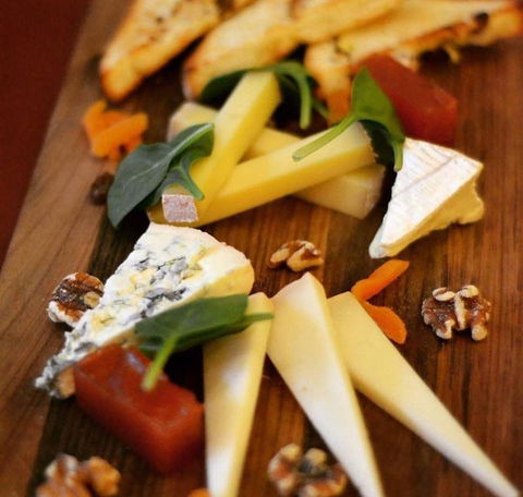 A La Bouffe Bar & Bistro - Accommodation Gladstone 5
