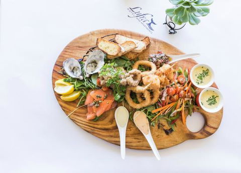 Pavement Restaurant At Lufra Hotel And Apartments - Accommodation Gladstone 0