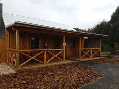 Thistle Hut - Accommodation Gladstone 0