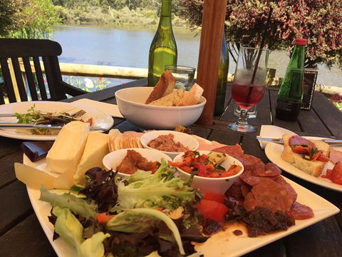 The Lake House Restaurant - Accommodation Gladstone 0
