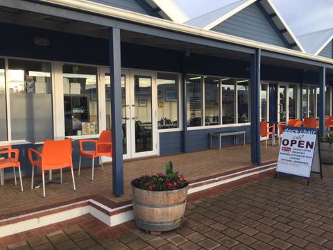 DeckChair Cafe - Accommodation Gladstone 0