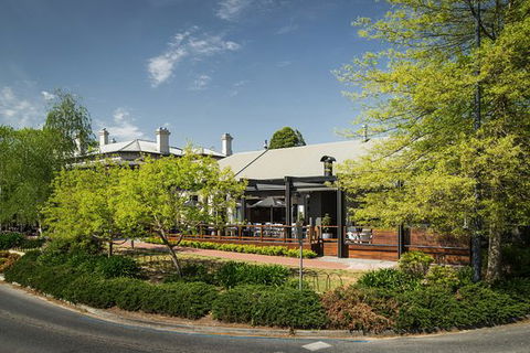 The Stirling Hotel Food - Accommodation Gladstone 0