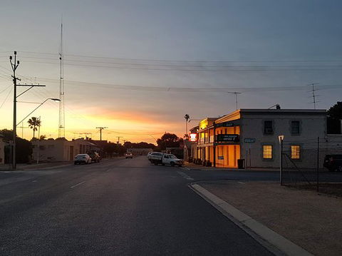 Rising Sun Hotel - Accommodation Gladstone 0