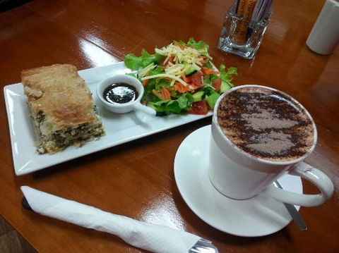 Killing Time With Coffee - Accommodation Gladstone 0