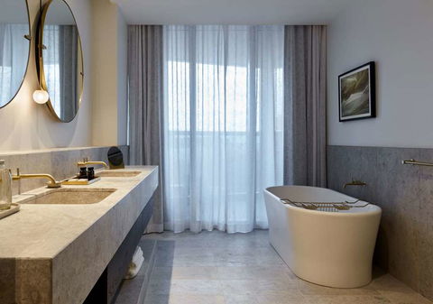 Eos By SkyCity - Accommodation Gladstone 3