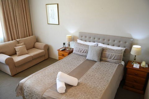 Cotswold Gardens - Accommodation Gladstone 1