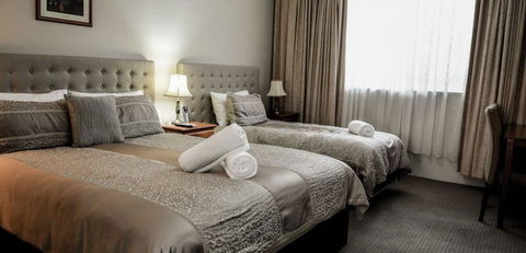 Cotswold Gardens - Accommodation Gladstone 2