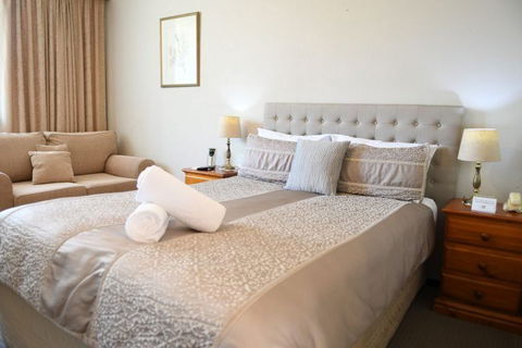 Cotswold Gardens - Accommodation Gladstone 3