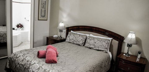 Cotswold Gardens - Accommodation Gladstone 8