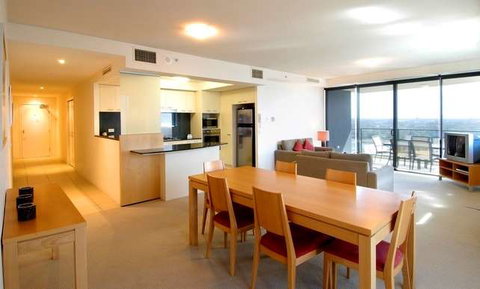 Mantra Broadbeach on the Park - Accommodation Gladstone 4