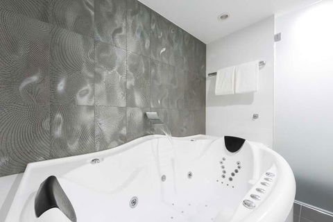 Avenue Hotel Canberra - Accommodation Gladstone 3
