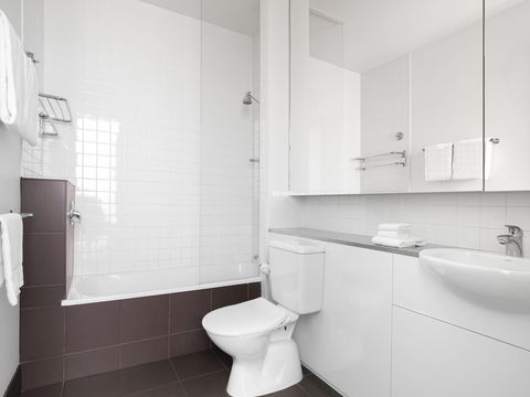 Mantra 100 Exhibition - Accommodation Gladstone 7