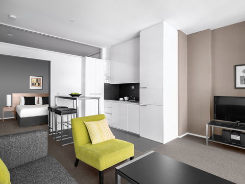 Mantra 100 Exhibition - Accommodation Gladstone 8