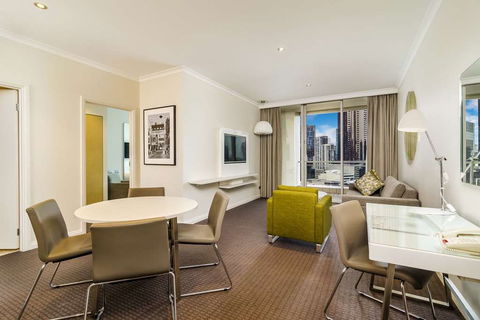 Clarion Suites Gateway - Accommodation Gladstone 4