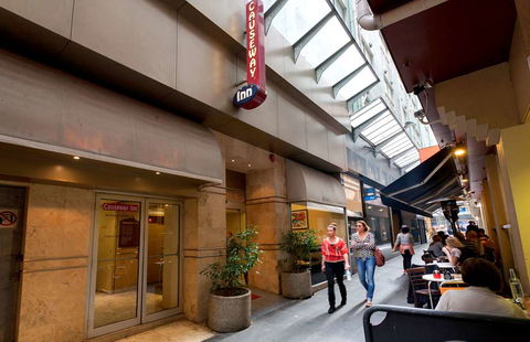 Causeway Inn On The Mall - Accommodation Gladstone 0