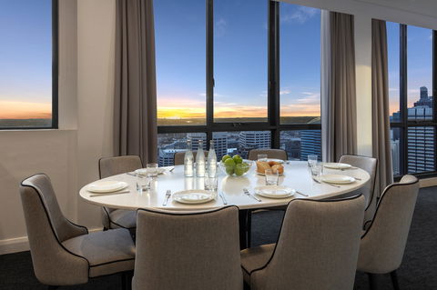 Meriton Suites Pitt Street - Accommodation Gladstone 3