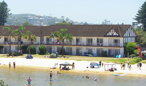 The Clan Lakeside Lodge - Accommodation Gladstone 0