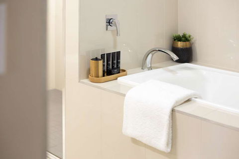H On Smith Hotel - Accommodation Gladstone 3