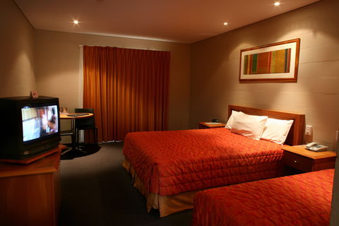 Outback Hotel & Lodge - Accommodation Gladstone 2