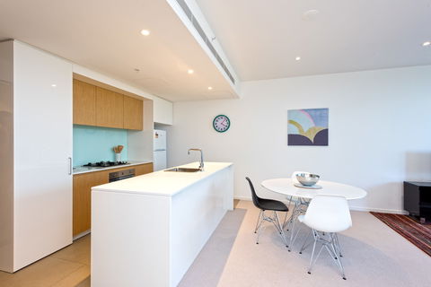 Astra Apartments MacQuarie Park - Accommodation Gladstone 2