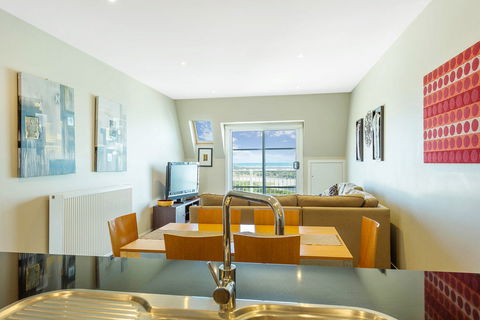 Deep Blue Hotel & Hot Springs - Accommodation Gladstone 1