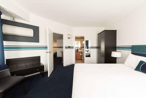 Ramada by Wyndham Diplomat Canberra - Accommodation Gladstone 2