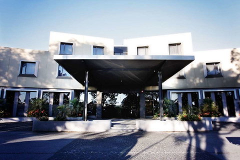 Golden Pebble Hotel - Accommodation Gladstone 0