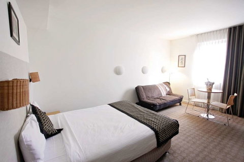Golden Pebble Hotel - Accommodation Gladstone 3