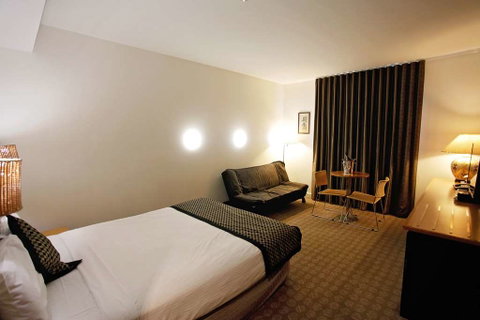 Golden Pebble Hotel - Accommodation Gladstone 4