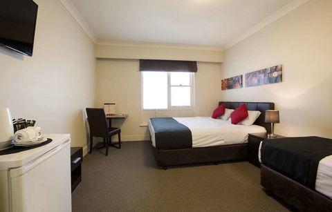 Enfield Hotel - Accommodation Gladstone 2