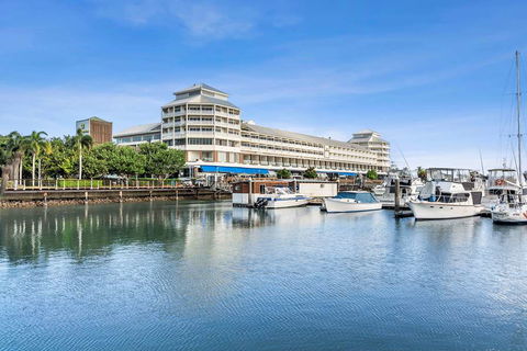 Shangri-La Hotel, The Marina - Accommodation Gladstone 0