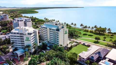 Holiday Inn Cairns Harbourside - Accommodation Gladstone 2