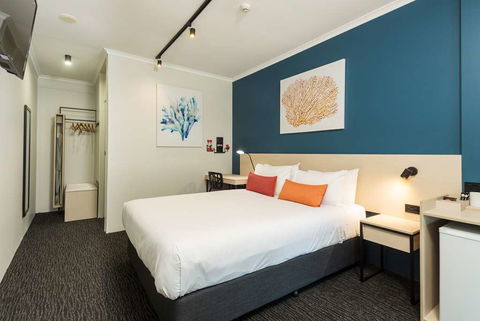 Nightcap At Edge Hill Tavern - Accommodation Gladstone 3