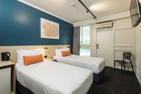 Nightcap At Edge Hill Tavern - Accommodation Gladstone 4