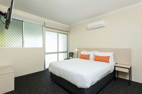 Nightcap At Edge Hill Tavern - Accommodation Gladstone 12