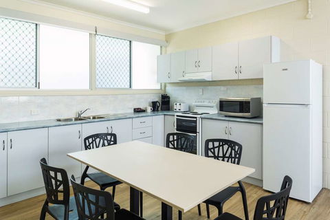 Nightcap At Edge Hill Tavern - Accommodation Gladstone 14