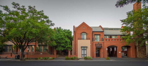Majestic Old Lion Apartments - Accommodation Gladstone 0