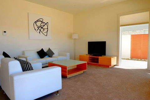 York Cove - Accommodation Gladstone 6