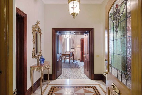 The Hotel Windsor - Accommodation Gladstone 1