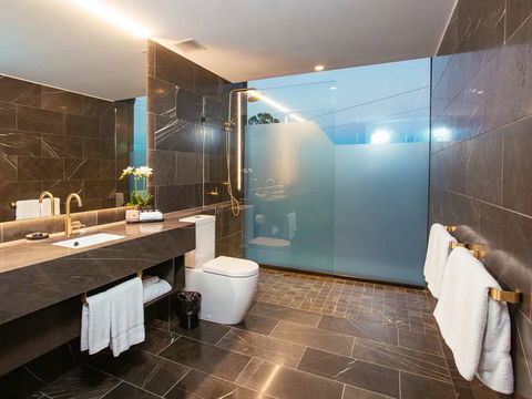 Eatons Hill Hotel - Accommodation Gladstone 2