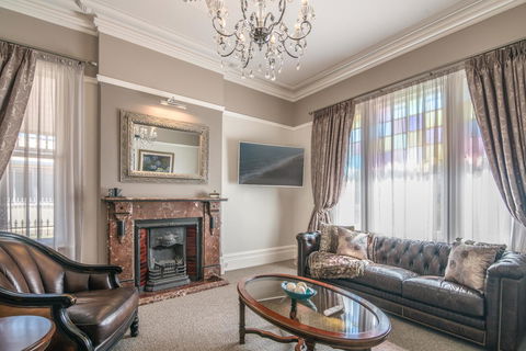 De Russie Boutique Hotel - Accommodation Gladstone 27