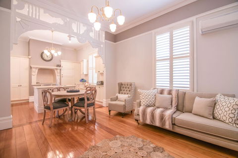 De Russie Boutique Hotel - Accommodation Gladstone 32