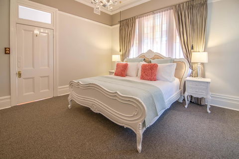 De Russie Boutique Hotel - Accommodation Gladstone 36